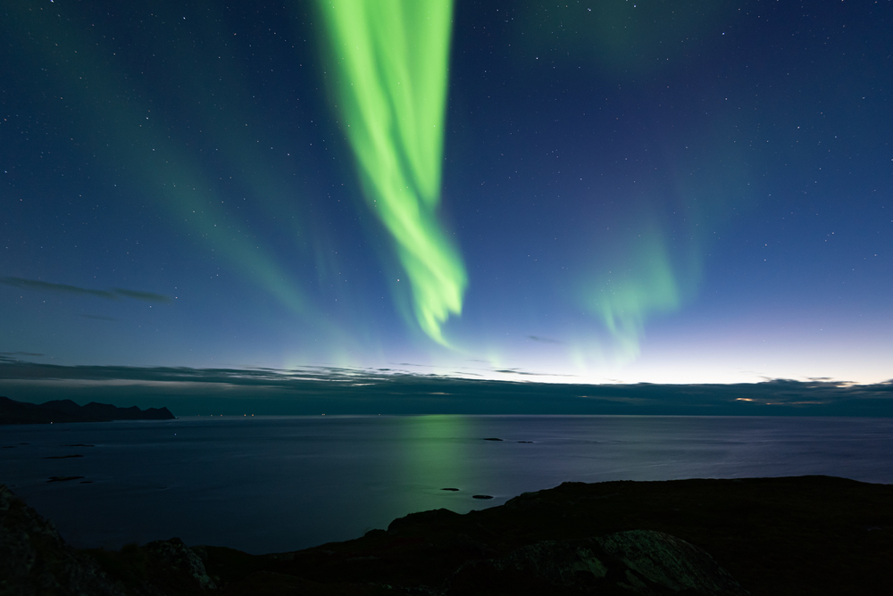Spectacular,Northern,Lights,Over,The,Ocean,,Sommarøy,,Tromsø,Area,,Northern