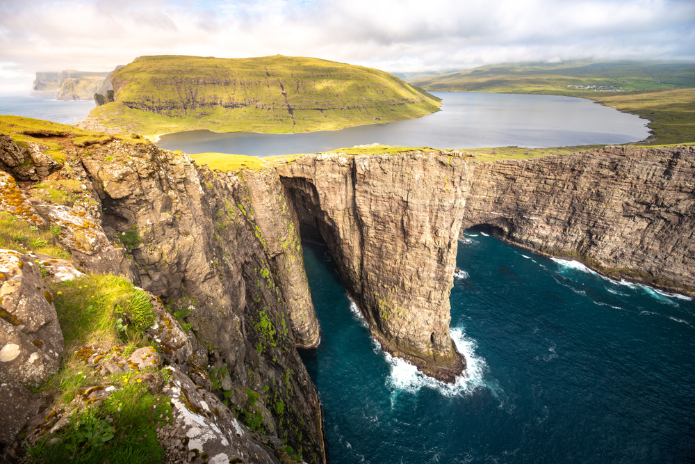 Sorvagsvatn,(or,Leitisvatn),Infinity,Lake,Over,The,Ocean,,Faroe,Islands